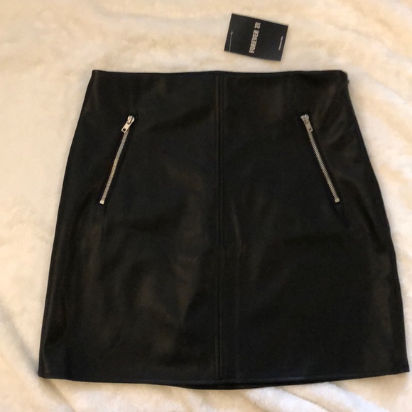 Black faux leather mini skirt - Picture 2 of 9